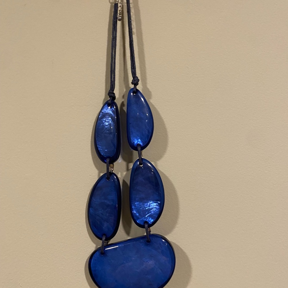 Elegant Blue Pendant Necklace
